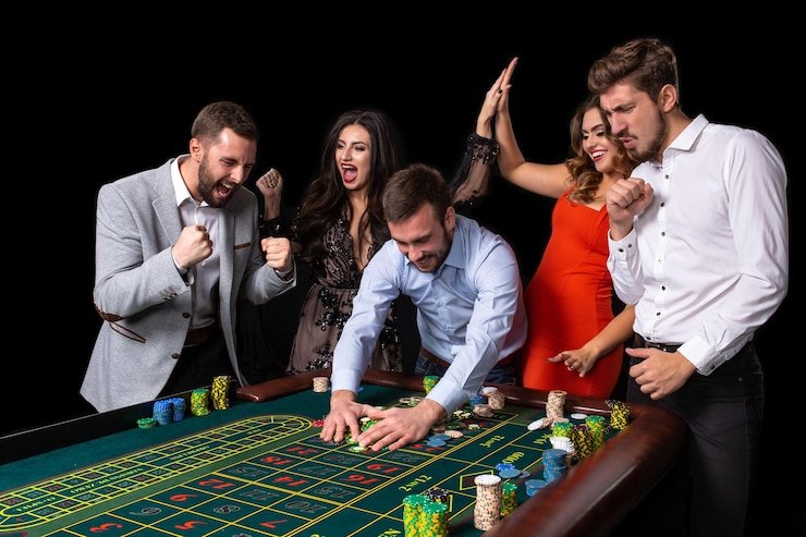 Live Casino Hold'em dealer and card table at miminbet 168